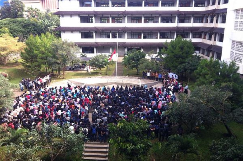 Mahasiswa UPI Kibarkan Bendera Setengah Tiang untuk Firman 